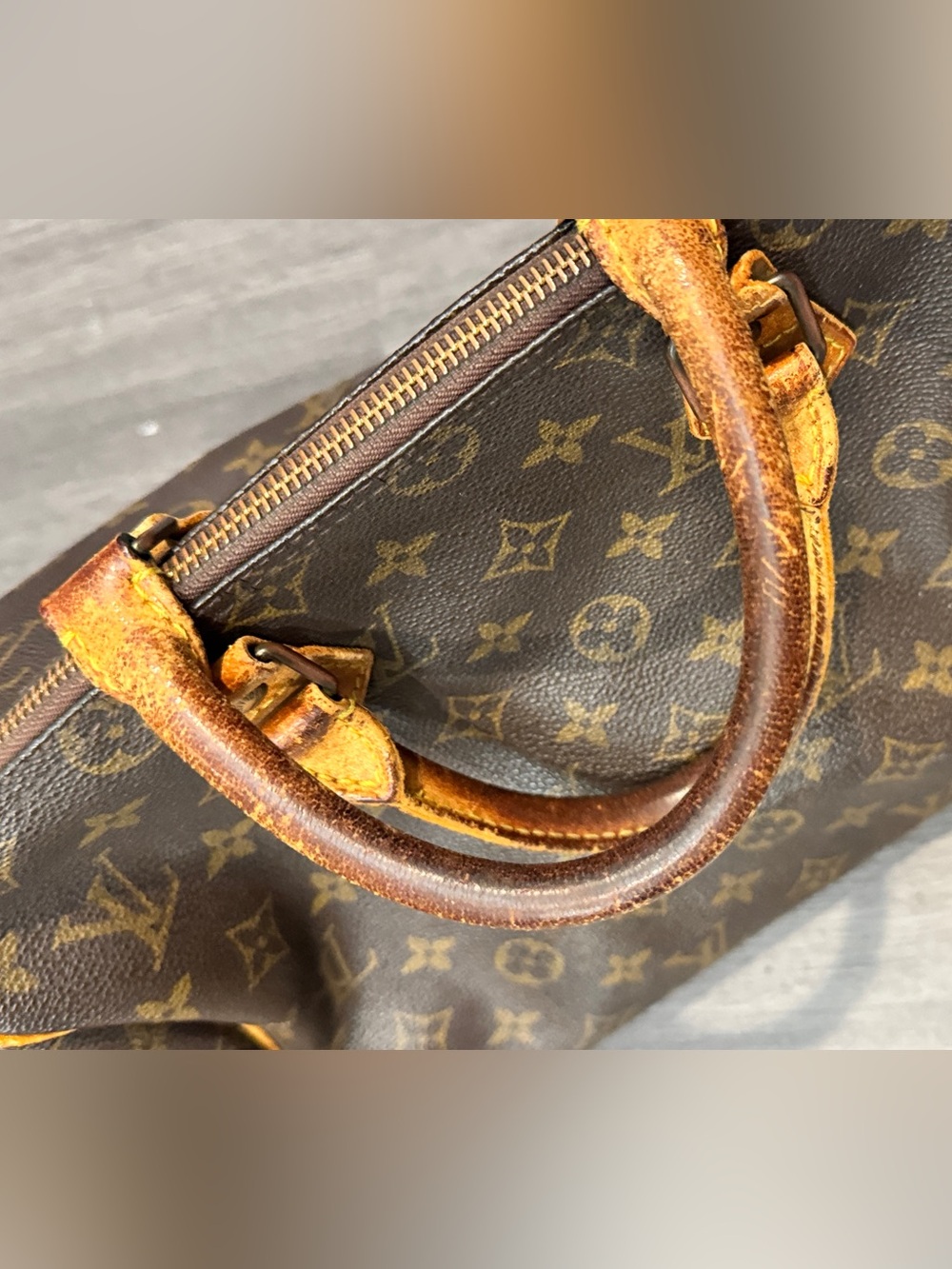Authentic Louis Vuitton Monogram Speedy 30 - Picture 4 of 16
